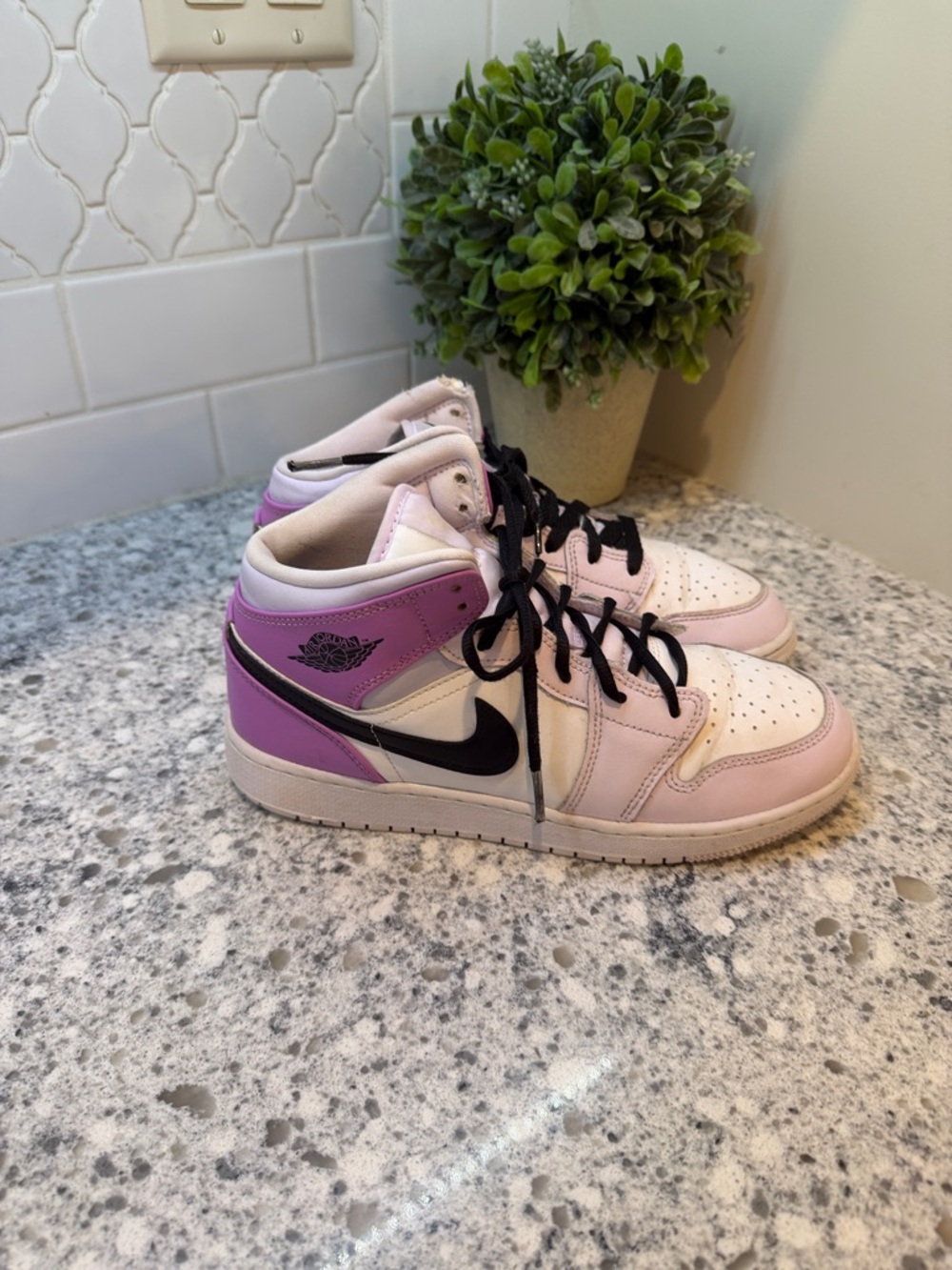 Nike Air Jordan 1 Retro Mid GS “Barely Grape/Lilac”  DQ8423-501 6.5Y